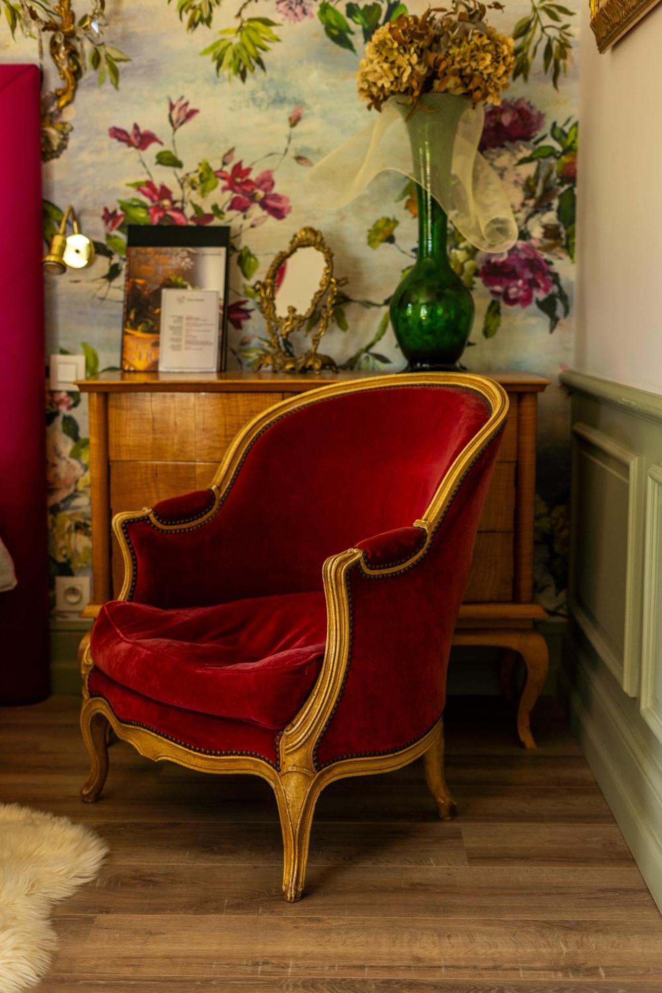 Castel Bois Marie, Maison D'Hotes Montauban Exterior photo A red velvet chair