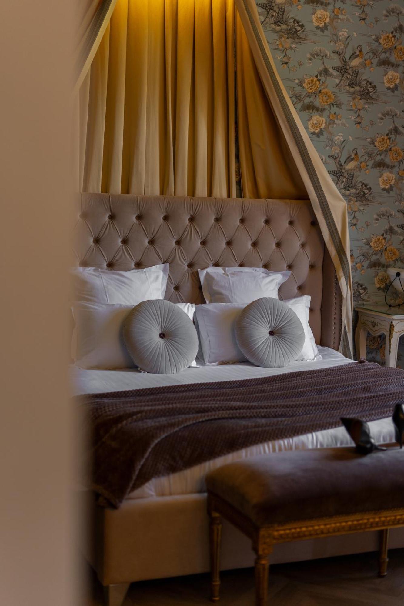 Castel Bois Marie, Maison D'Hotes Montauban Exterior photo A bed with a tufted headboard