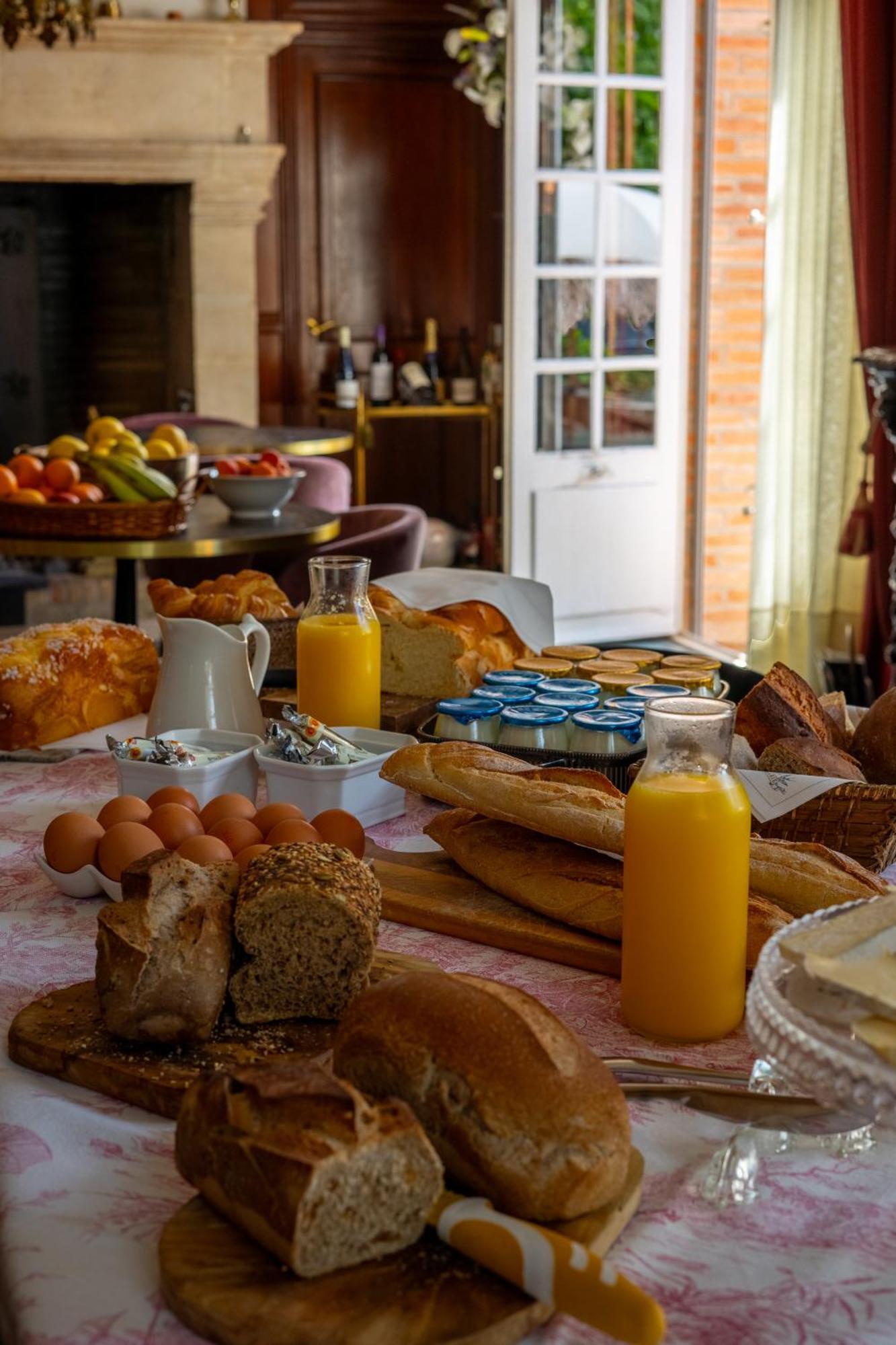 Castel Bois Marie, Maison D'Hotes Montauban Exterior photo A continental breakfast