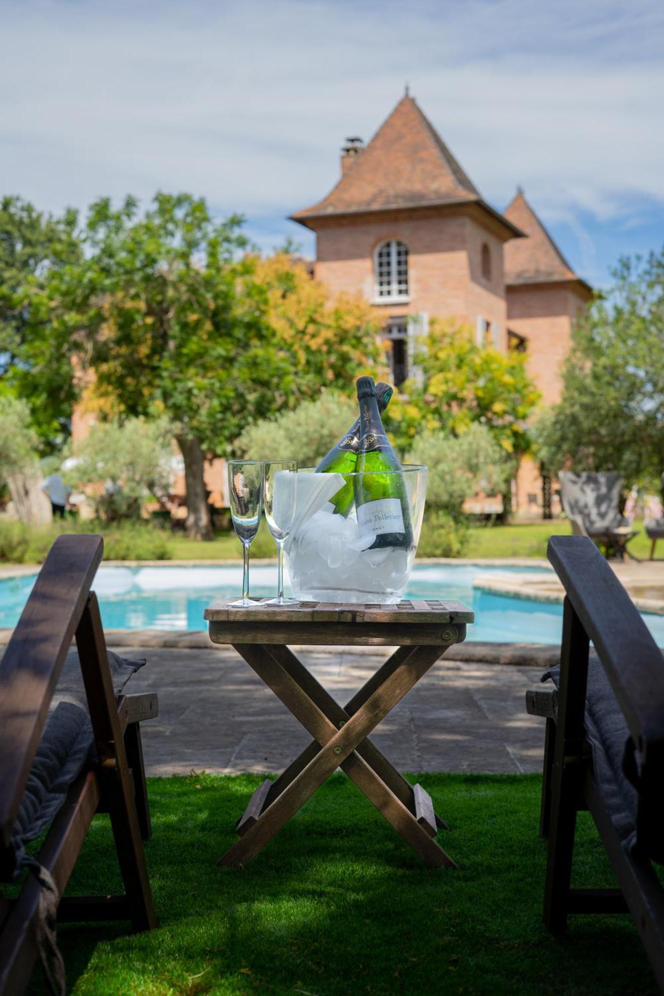 Castel Bois Marie, Maison D'Hotes Montauban Exterior photo A bottle of champagne in a champagne bucket