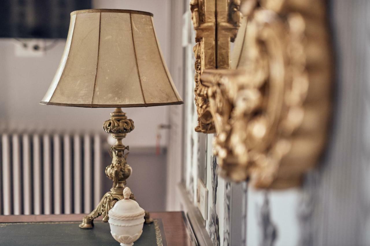 Castel Bois Marie, Maison D'Hotes Montauban Exterior photo A table lamp